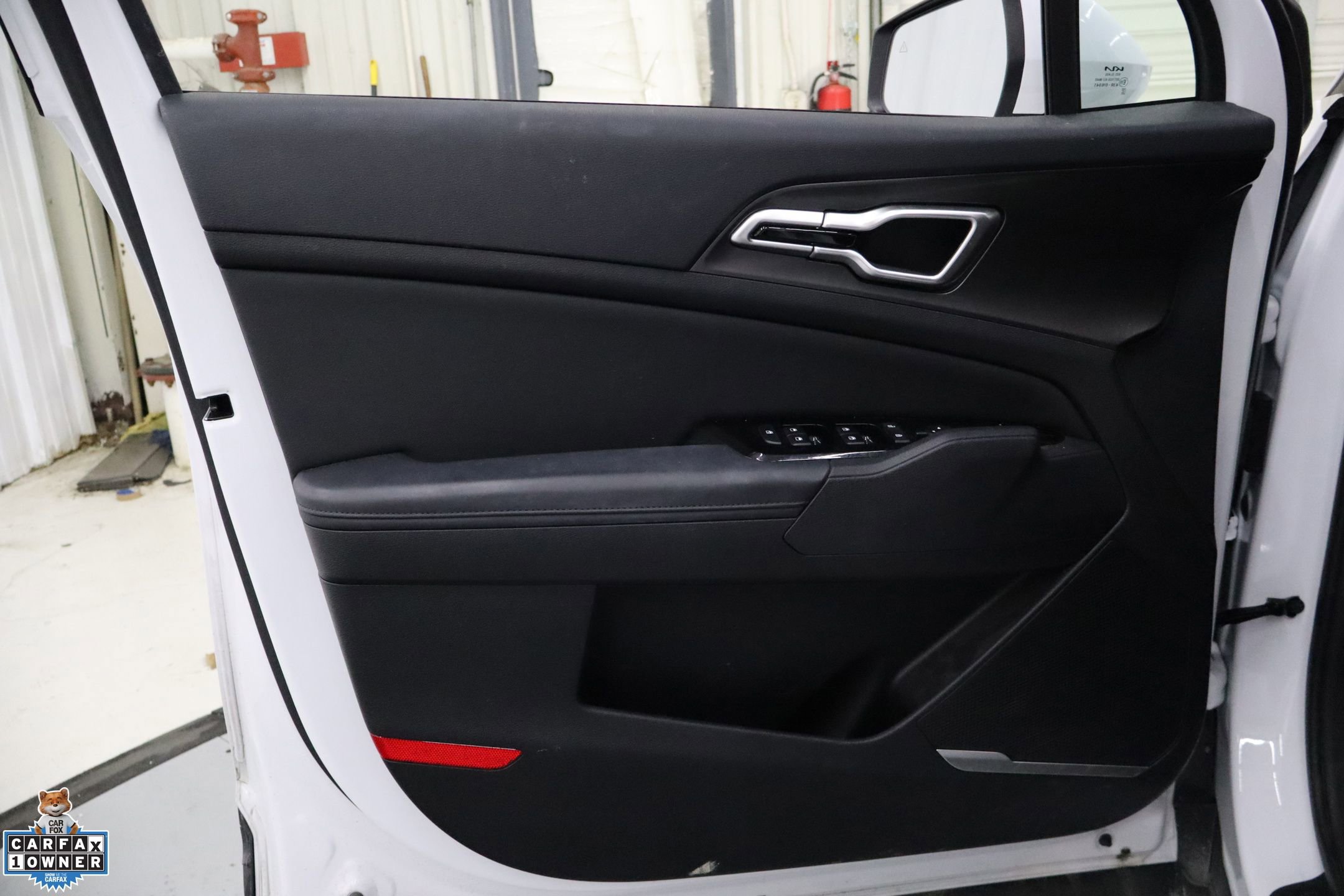 Used 2025 Kia Sportage EX image 12