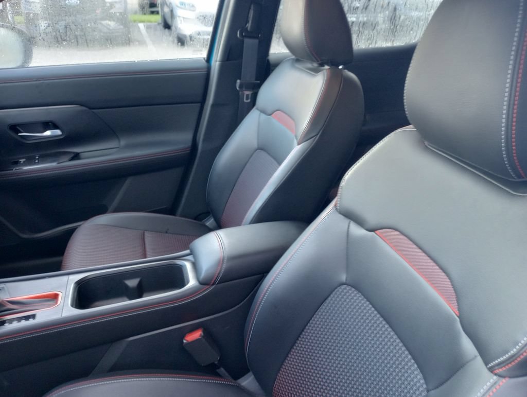 Used 2025 Nissan Kicks SR FWD image 19