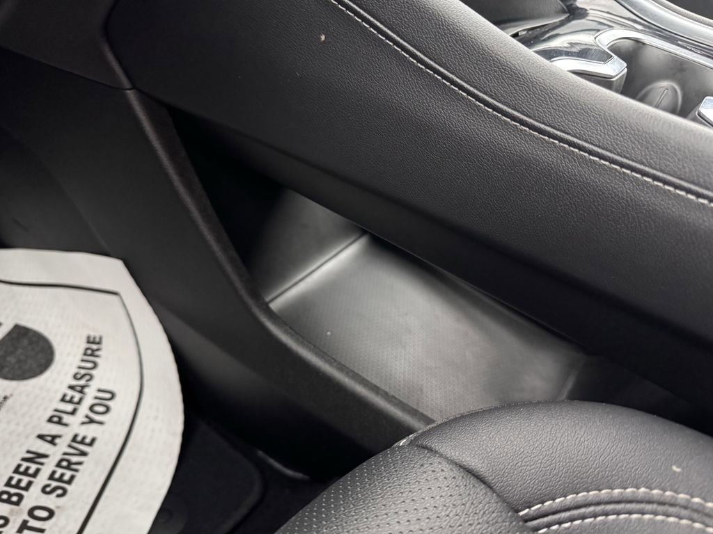 Used 2025 Chevrolet Traverse LT image 22