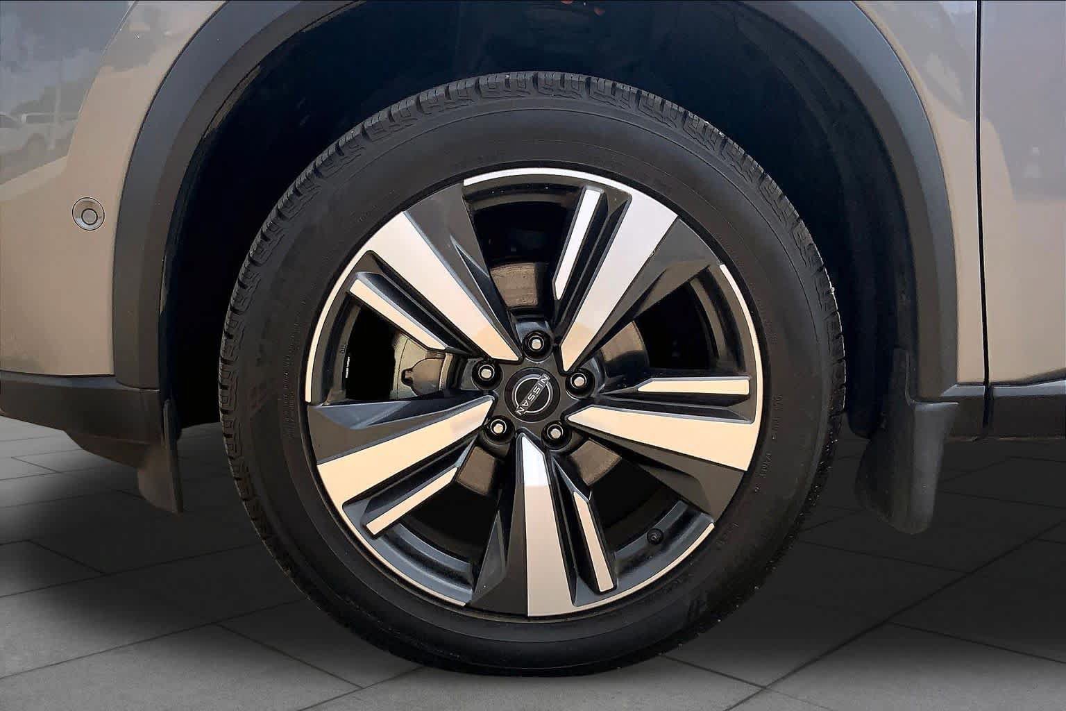 Used 2023 Nissan Rogue SL w/ SL Premium Package FWD image 11