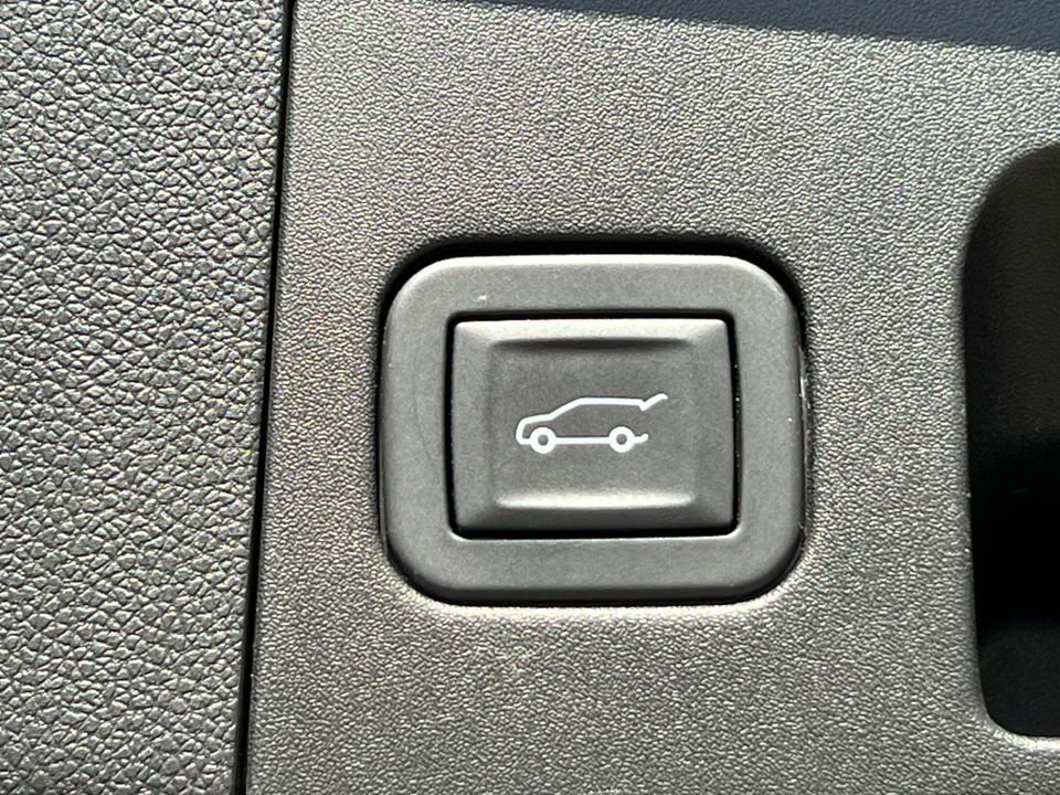 Used 2025 Cadillac XT4 Premium Luxury image 35