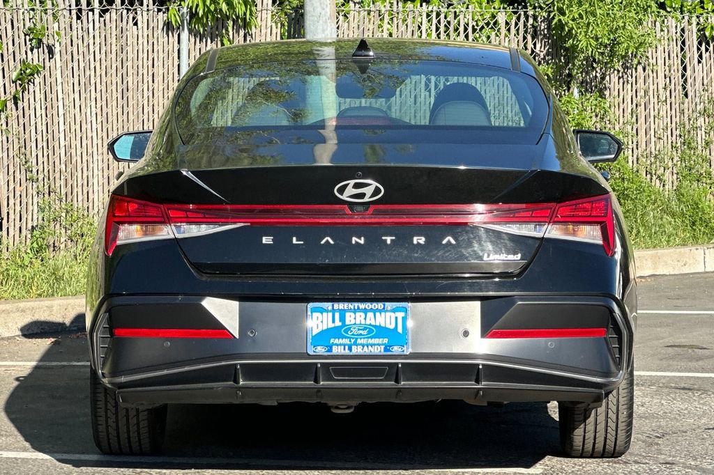 Used 2024 Hyundai Elantra Limited image 8