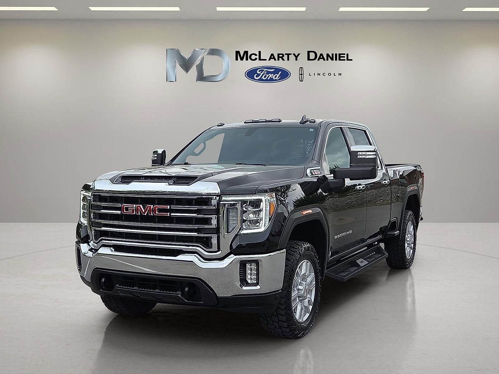 Used 2022 GMC Sierra 3500 SLT w/ SLT Convenience Package AWD/4WD image 2