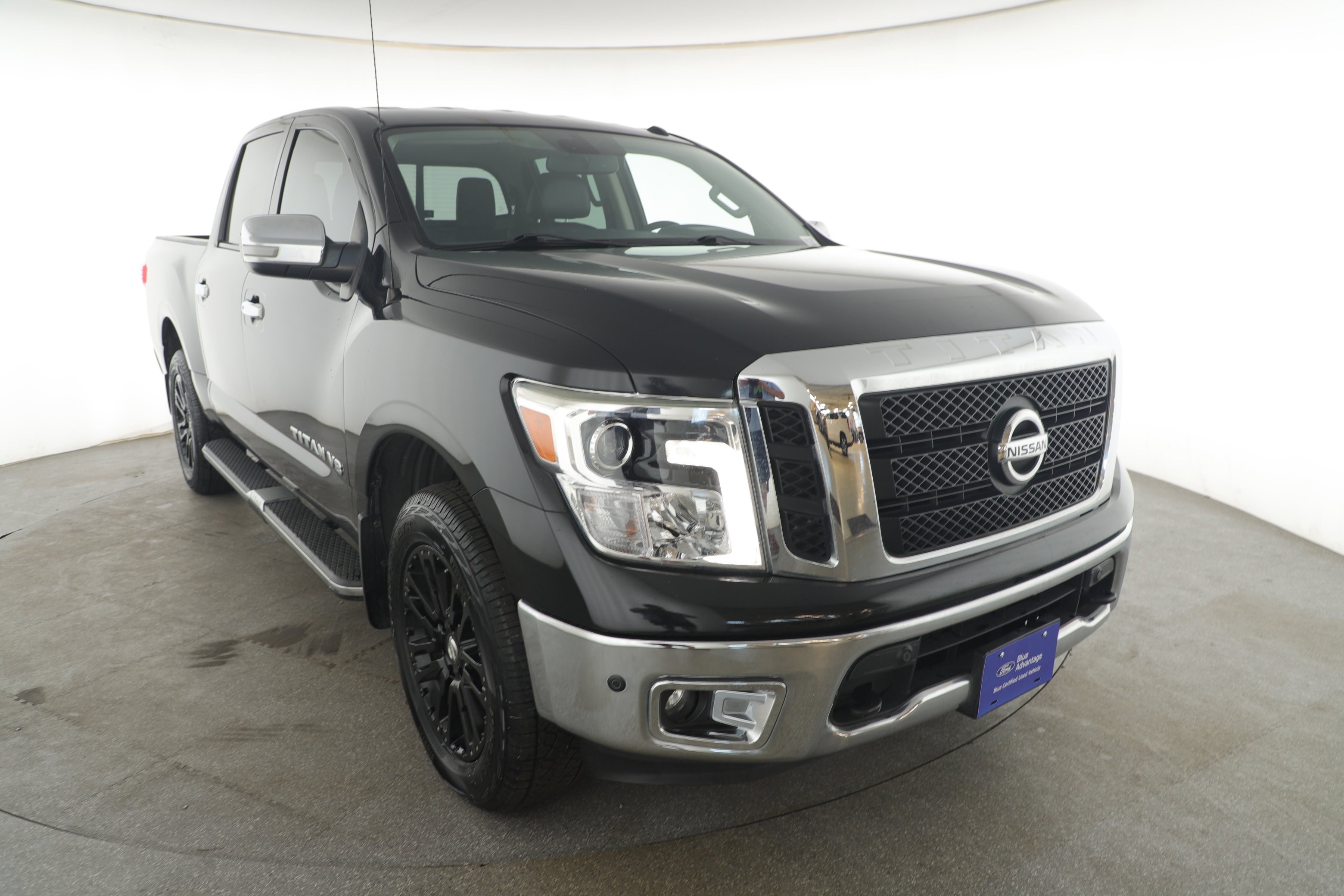 Used 2019 Nissan Titan SL image 3