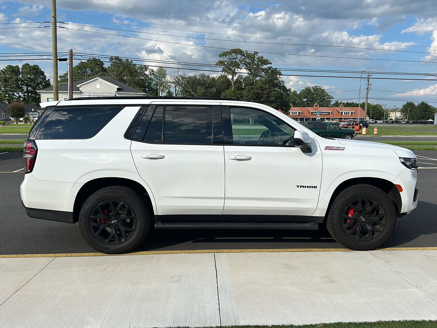 Used 2023 Chevrolet Tahoe Z71 w/ Luxury Package AWD/4WD image 4