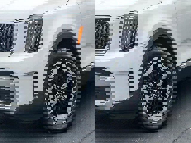 Used 2024 Kia Telluride EX w/ EX Captain's Chair Package image 4