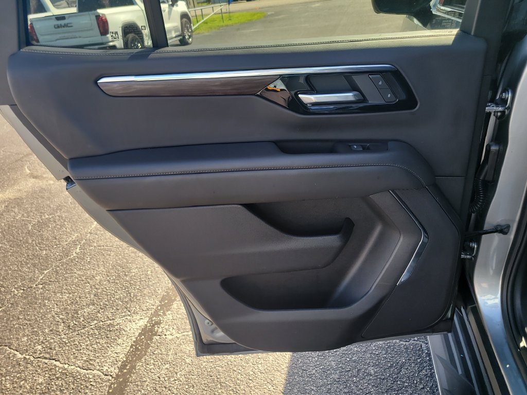 Used 2025 Chevrolet Tahoe LS RWD image 8