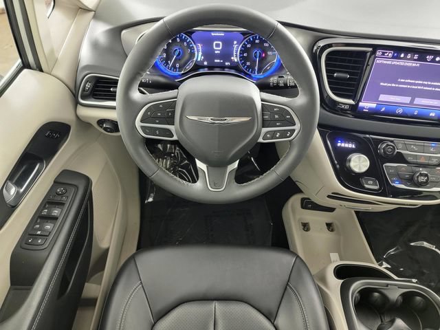 Used 2024 Chrysler Pacifica Touring-L FWD image 24