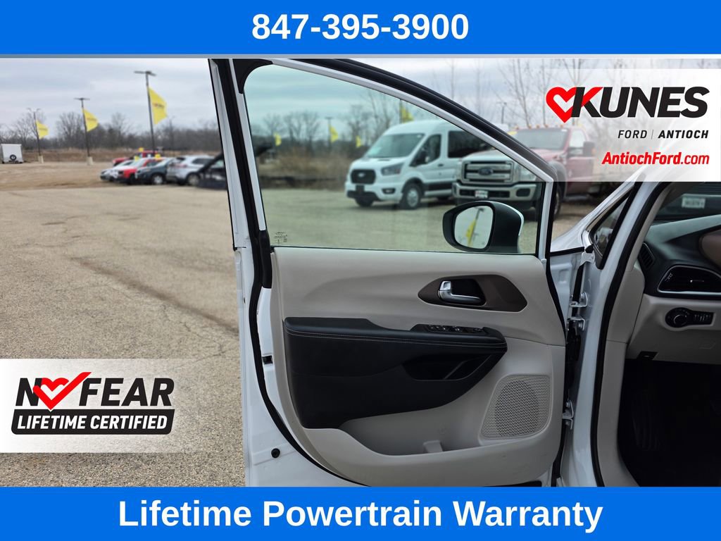 Used 2022 Chrysler Voyager LX FWD image 15
