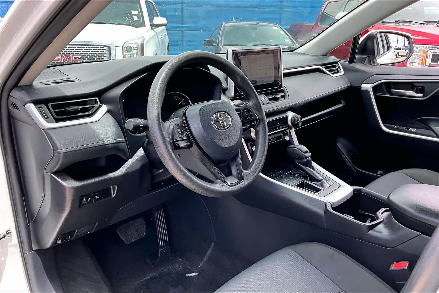 Used 2025 Toyota RAV4 XLE FWD image 16