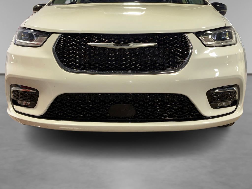 Used 2024 Chrysler Pacifica Touring-L image 16