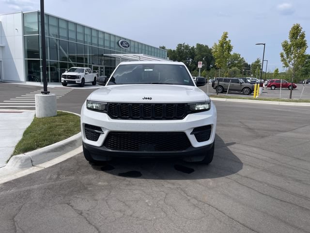 Used 2023 Jeep Grand Cherokee Altitude AWD/4WD image 8