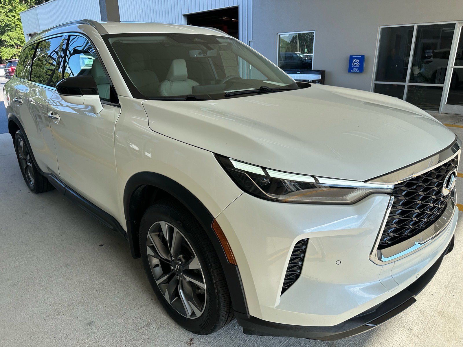 Used 2023 INFINITI QX60 Luxe w/ Cargo Package FWD image 8