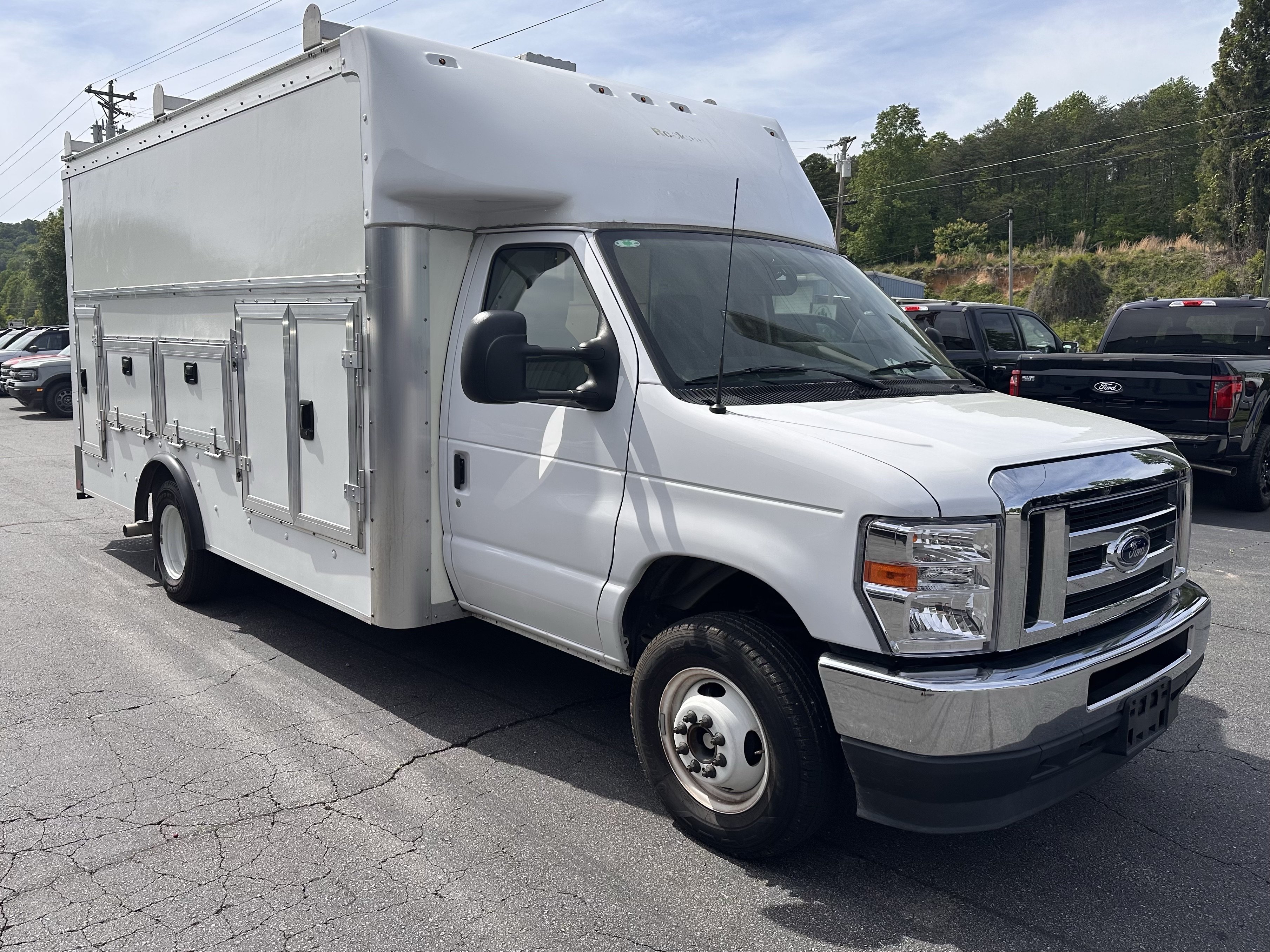 Certified 2024 Ford E-450 and Econoline 450 Super Duty w/ Power Windows & Locks Group RWD image 4