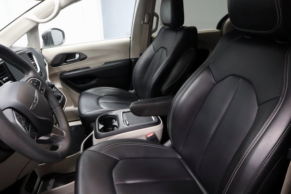 Used 2023 Chrysler Pacifica Touring-L image 25