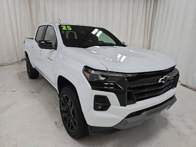 Used 2025 Chevrolet Colorado Z71 w/ Technology Package AWD/4WD image 11