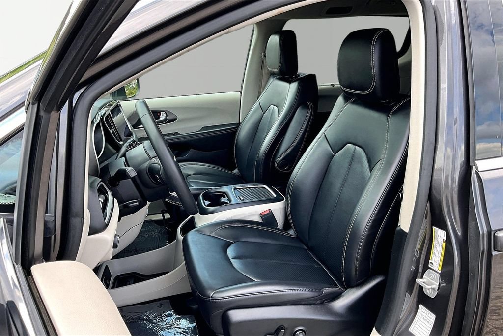 Used 2023 Chrysler Pacifica Touring-L FWD image 25