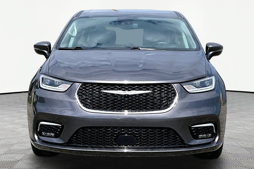 Used 2023 Chrysler Pacifica Touring-L FWD image 3