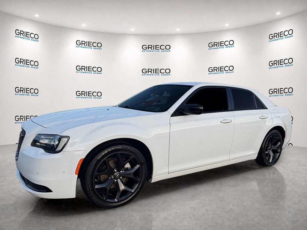 Used 2023 Chrysler 300 Touring w/ Safetytec Plus Group RWD image 3