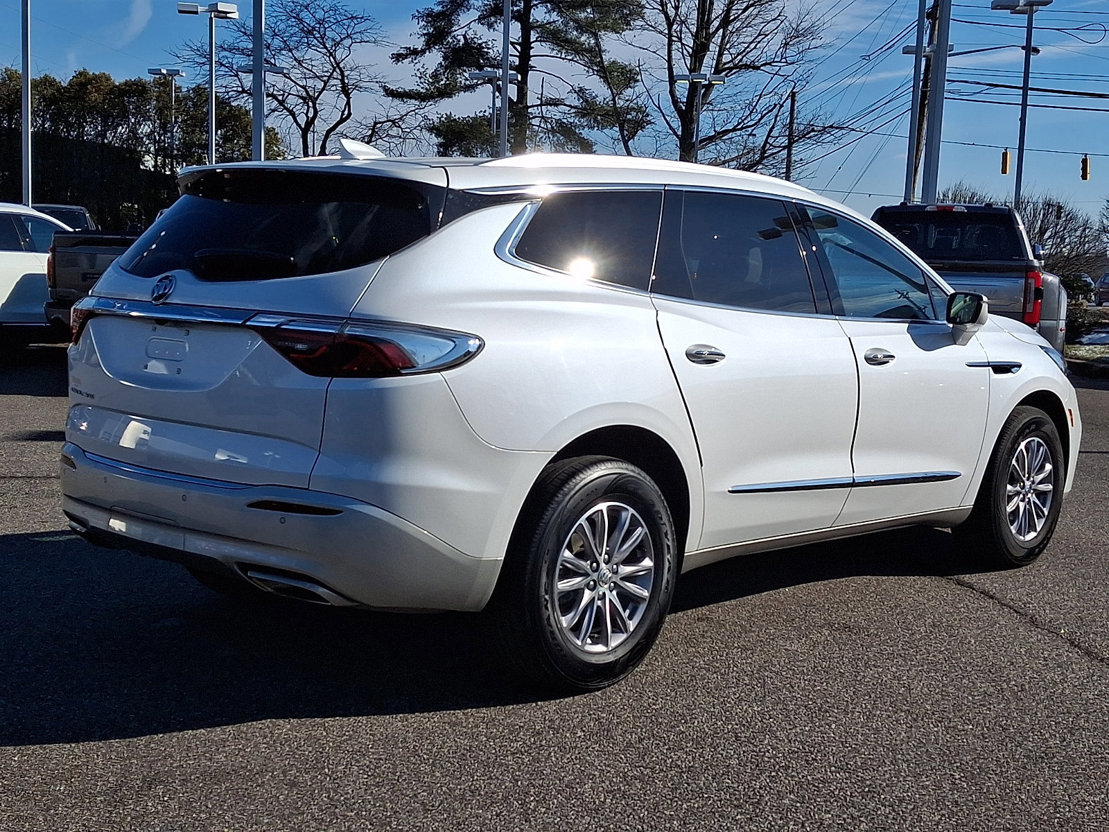 Used 2023 Buick Enclave Essence image 8