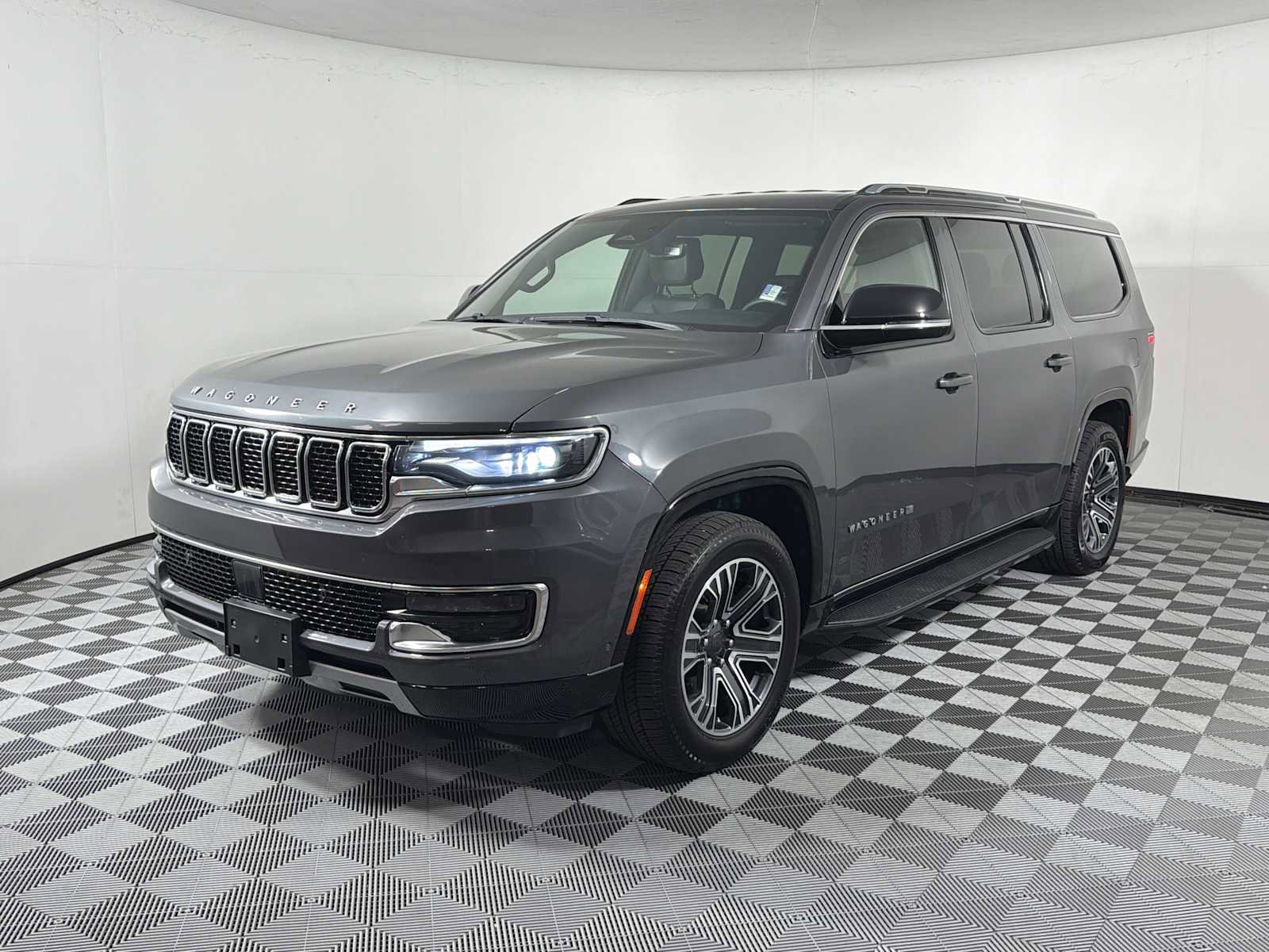 Used 2023 Jeep Wagoneer L Series II AWD/4WD image 3