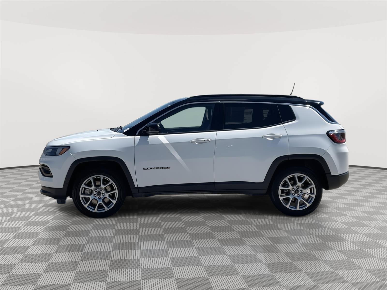 Used 2025 Jeep Compass Limited AWD/4WD image 2