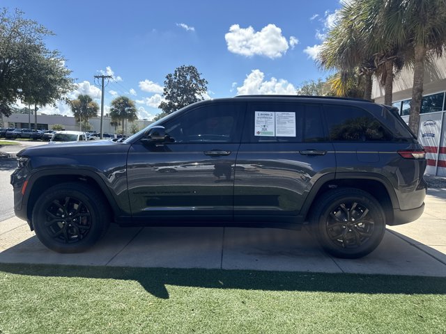 Used 2025 Jeep Grand Cherokee Altitude RWD image 8