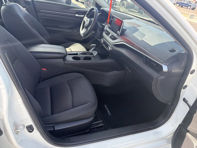 Used 2025 Nissan Altima 2.5 SV FWD image 13