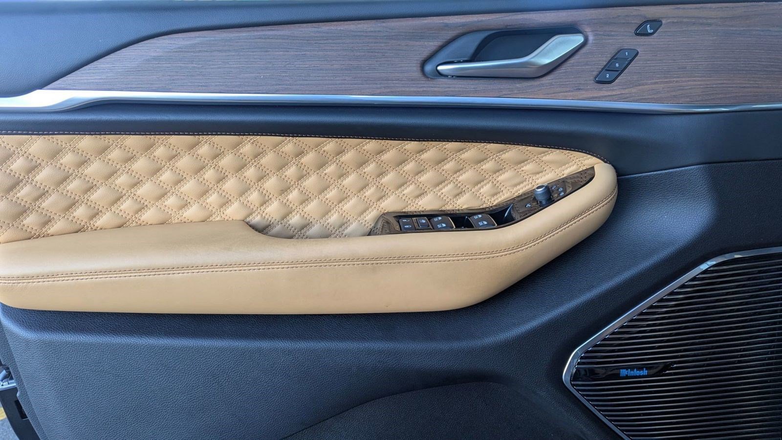 Used 2022 Jeep Grand Cherokee Summit w/ Luxury Tech Group V image 12