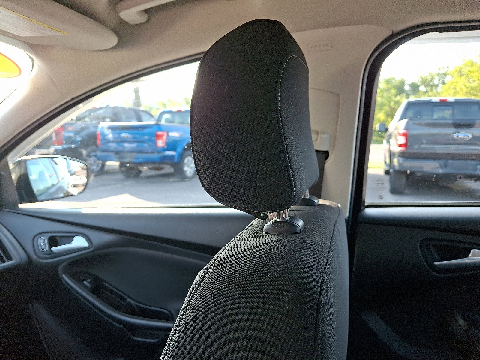 Certified 2018 Ford Focus SE w/ SE Appearance Package image 17