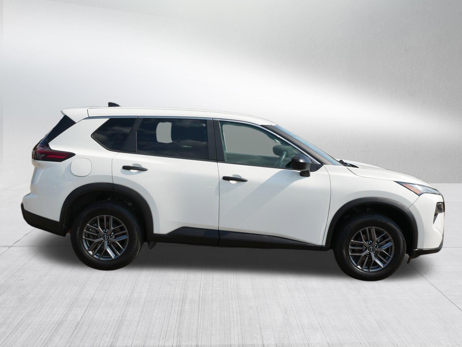 Used 2024 Nissan Rogue S AWD/4WD image 8