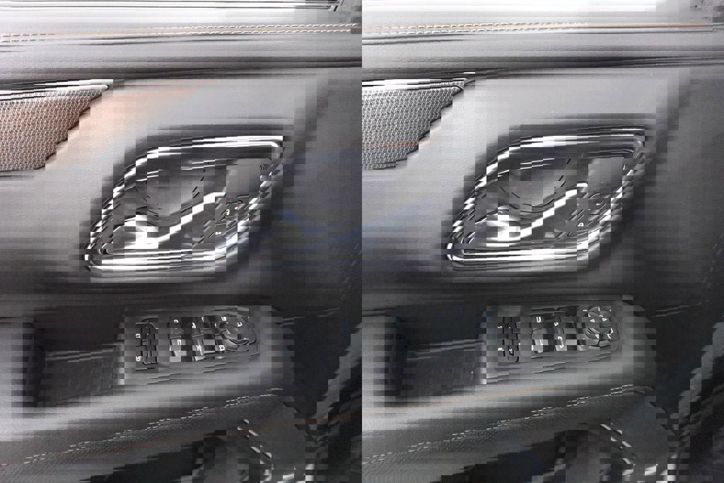 Used 2024 GMC Yukon AT4 w/ Technology Package image 9