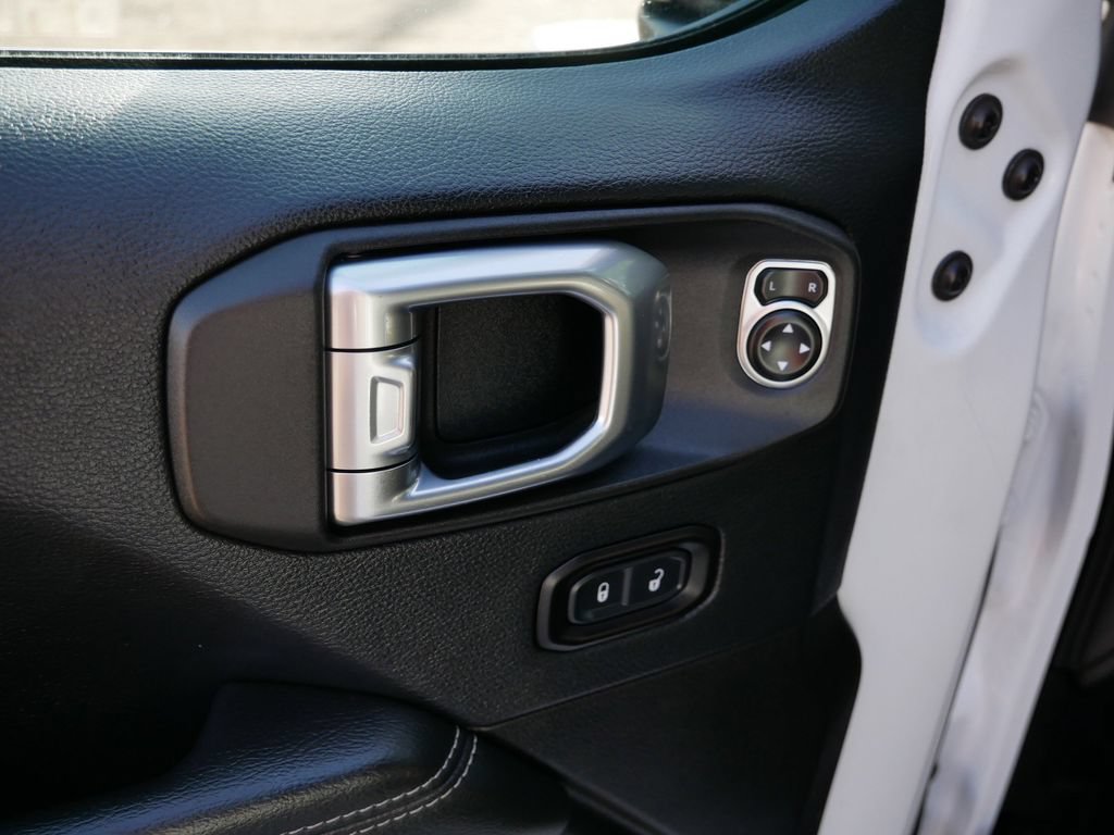 Used 2018 Jeep Wrangler Unlimited Sahara AWD/4WD image 17
