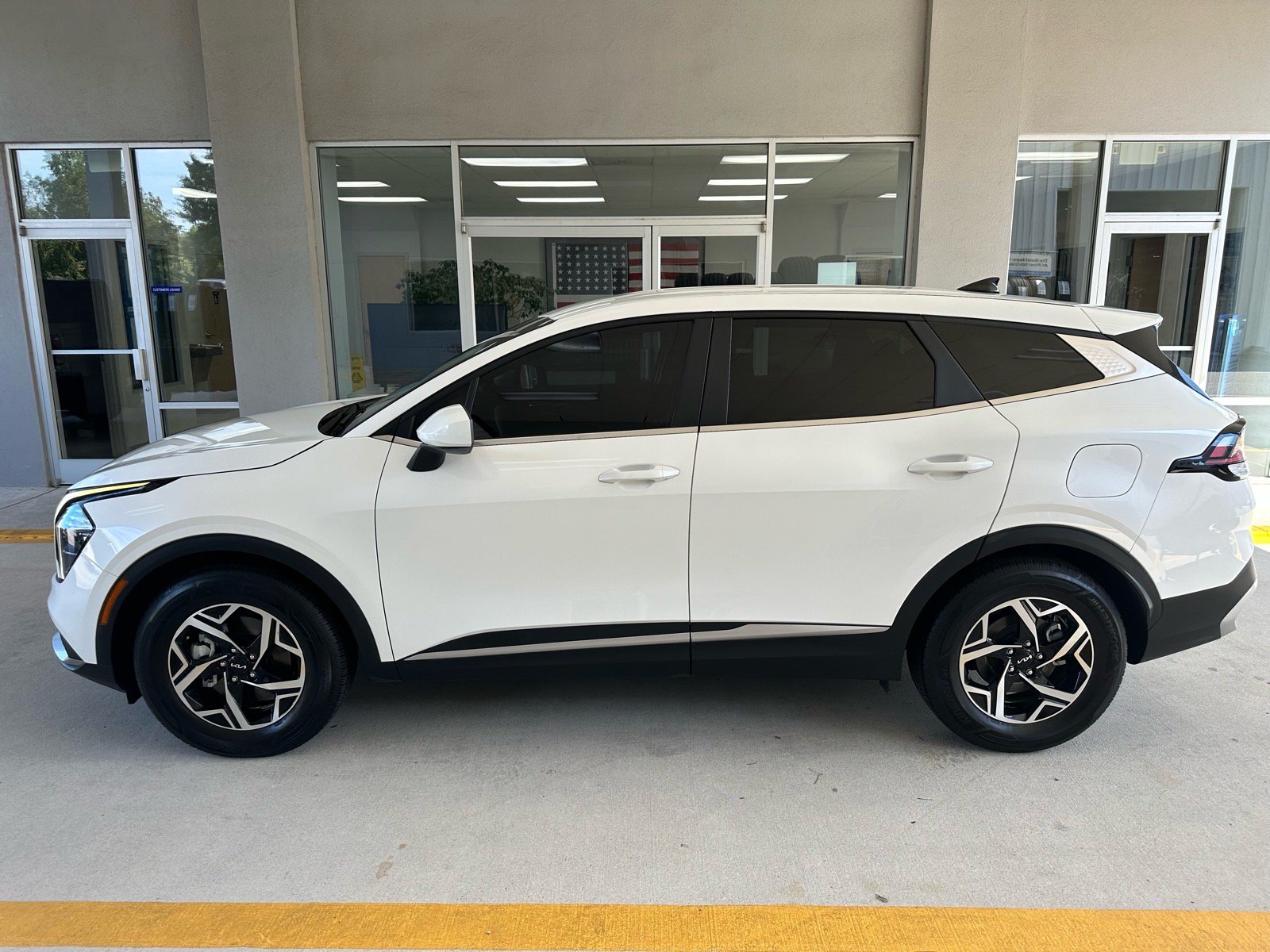 Used 2023 Kia Sportage LX FWD image 4