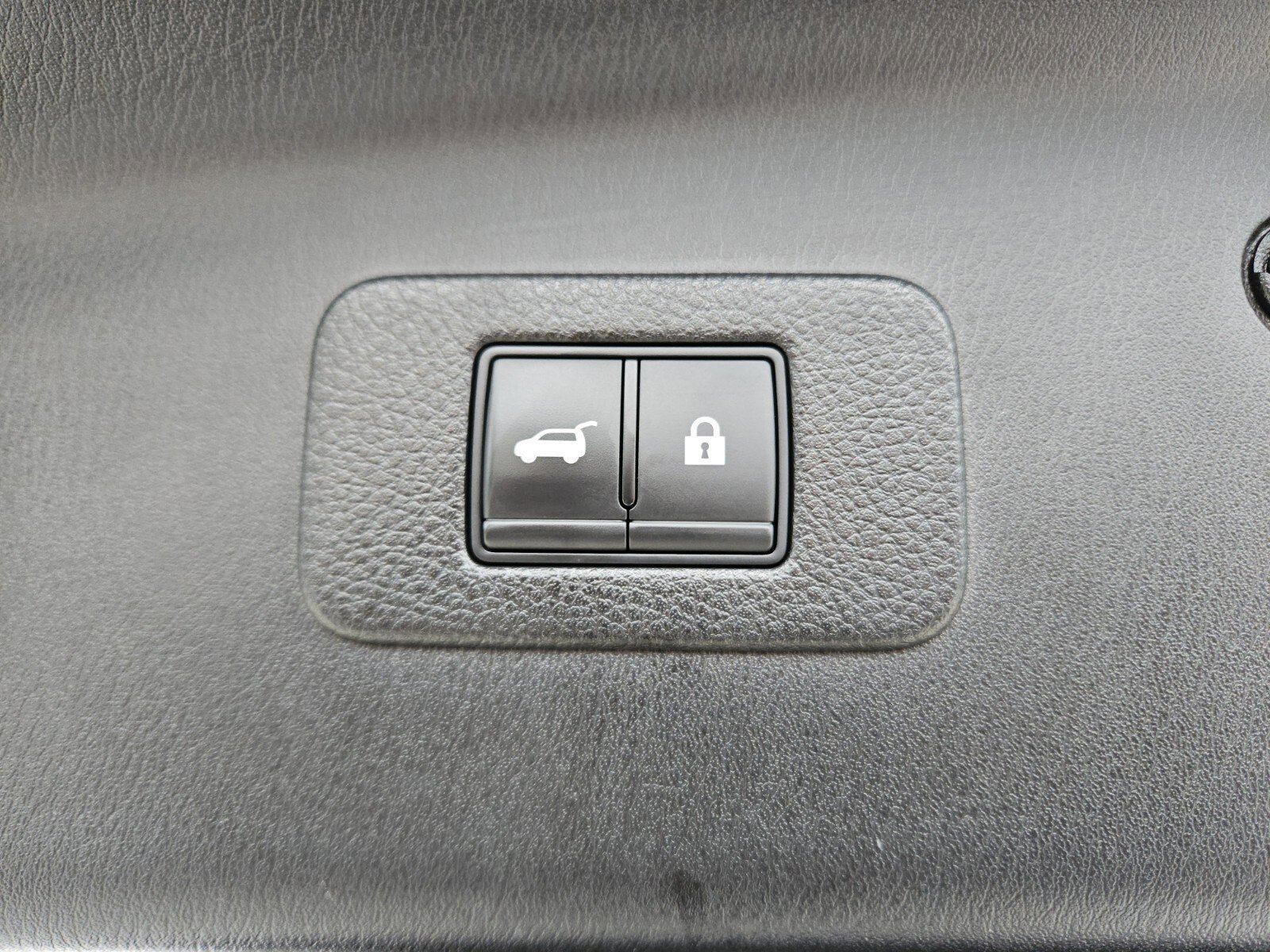 Used 2022 Nissan Armada SL w/ Captain's Chairs Package image 31