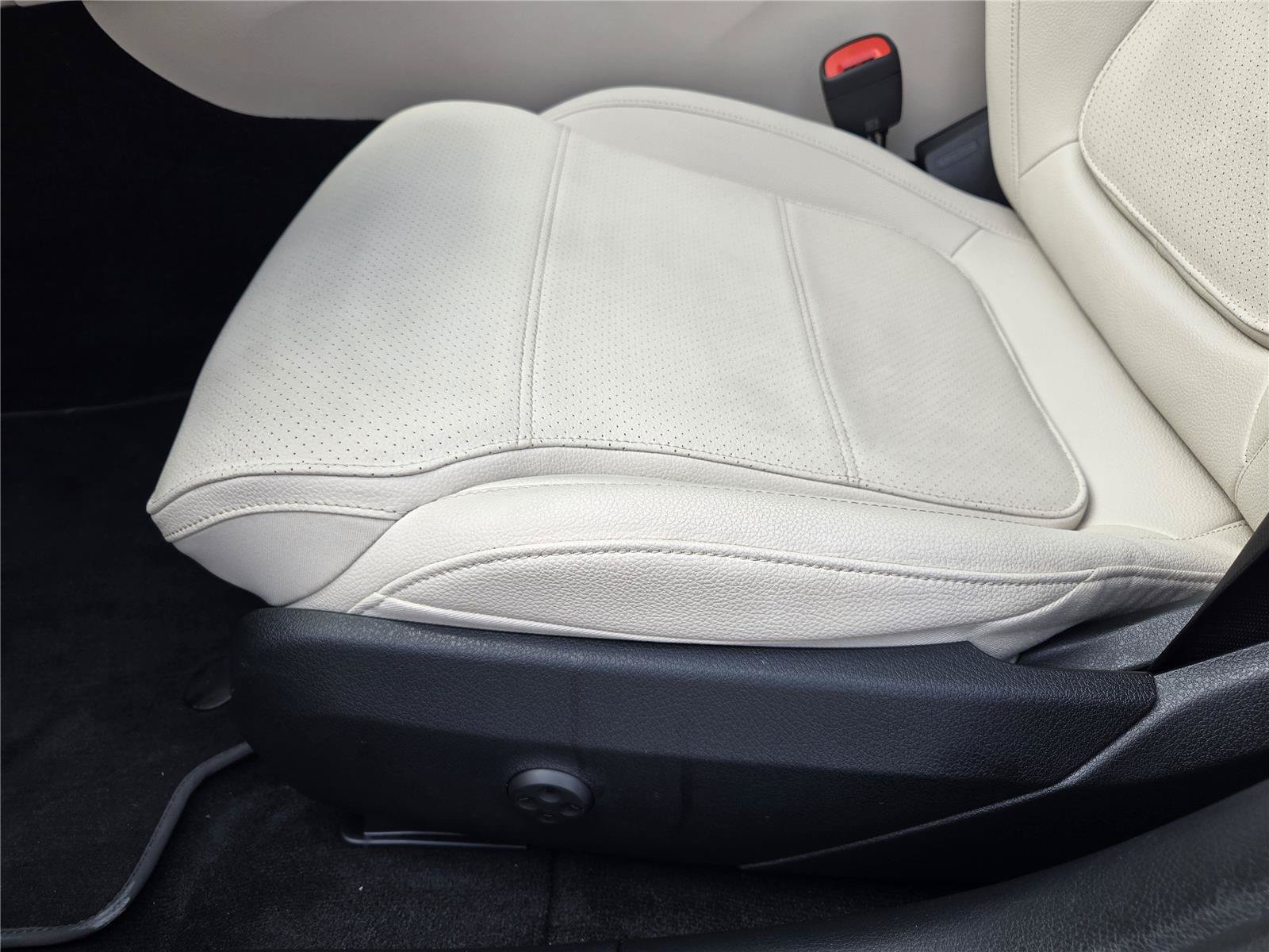 Used 2025 Mercedes-Benz C 300 Sedan image 22