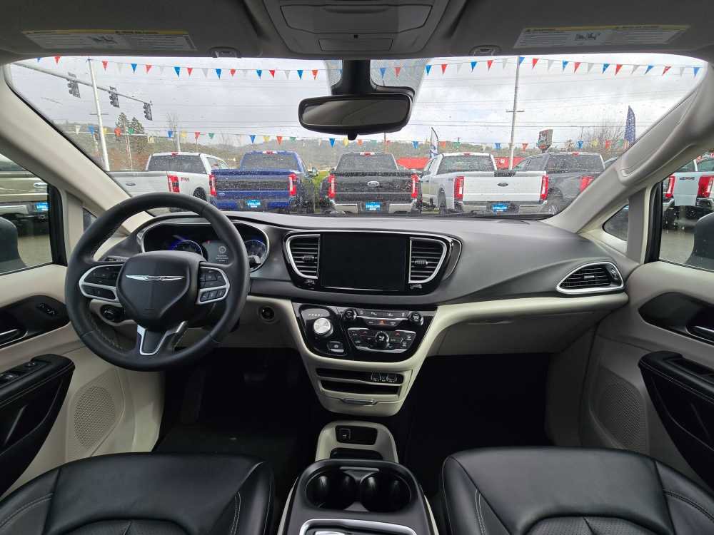 Used 2023 Chrysler Pacifica Touring-L image 15