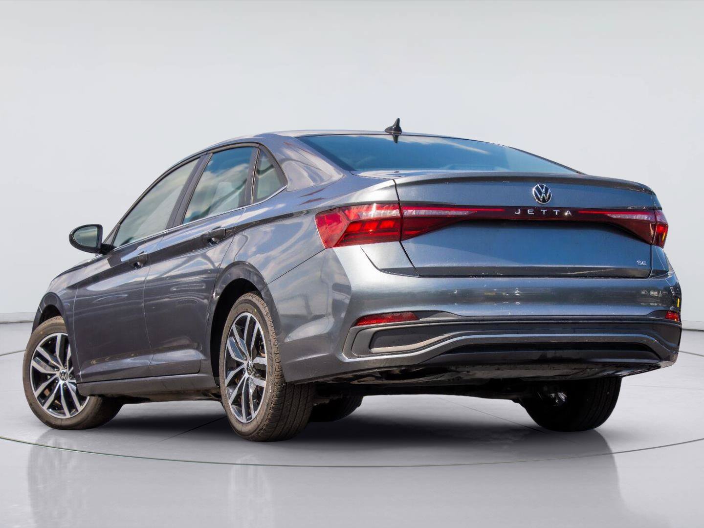 Used 2025 Volkswagen Jetta SE FWD image 3