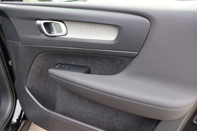 Used 2025 Volvo XC40 B5 Plus image 24