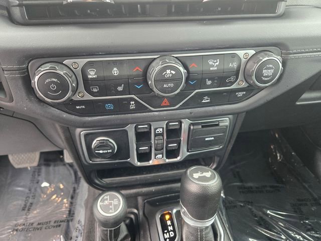 Used 2025 Jeep Wrangler Unlimited Sahara AWD/4WD image 16