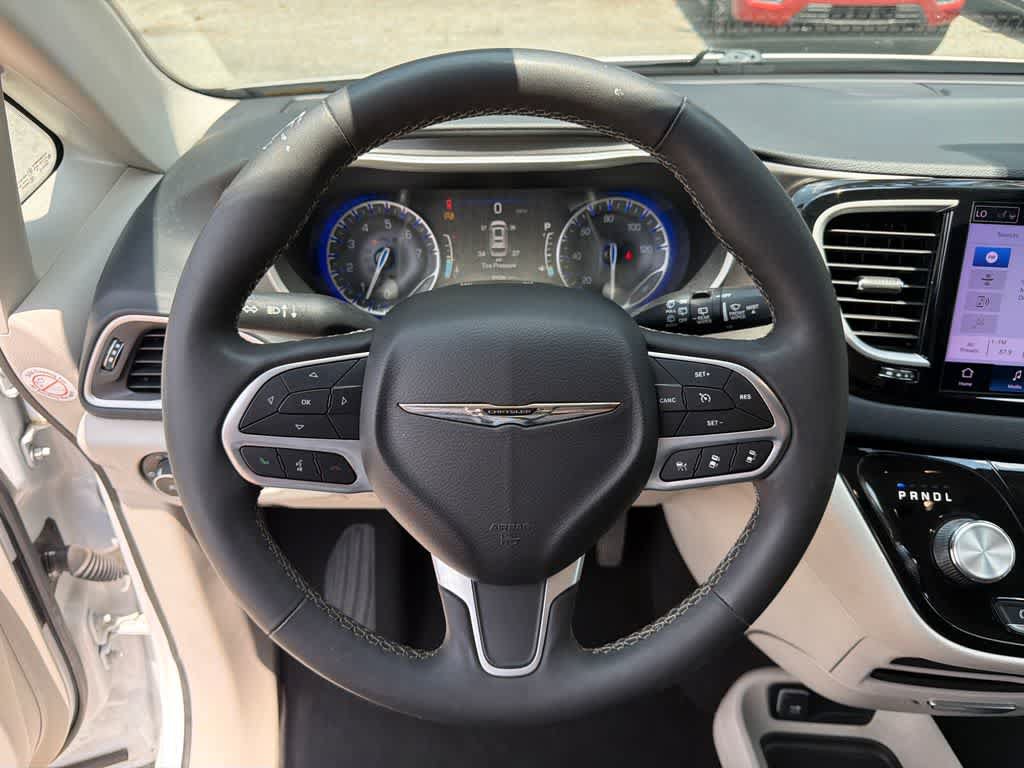 Used 2023 Chrysler Pacifica Touring-L FWD image 22