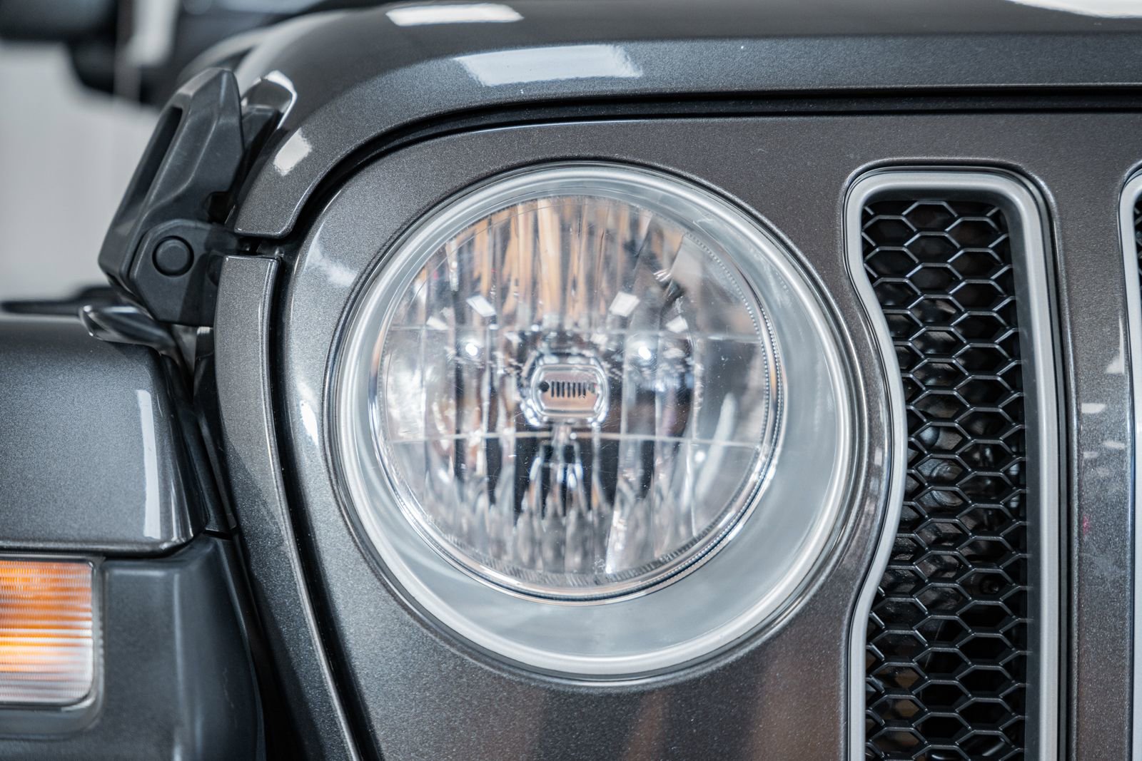 Used 2018 Jeep Wrangler Unlimited Sahara image 9