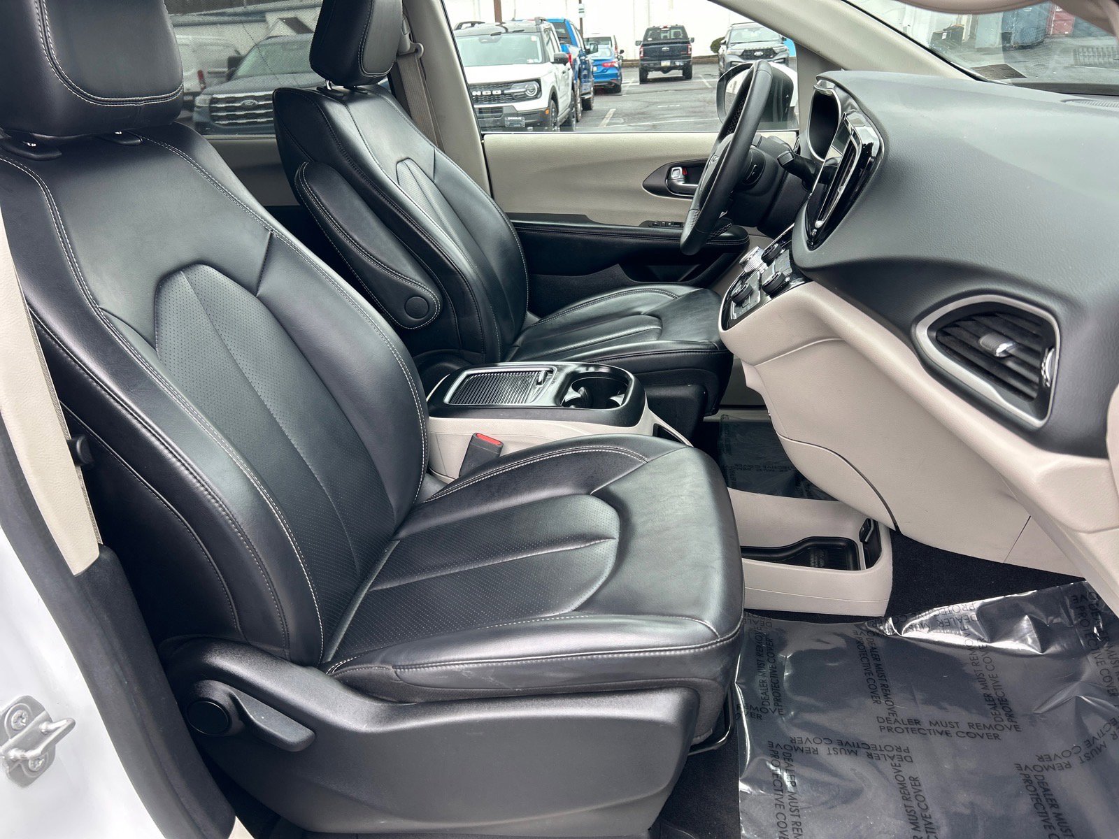 Used 2023 Chrysler Pacifica Touring-L image 18