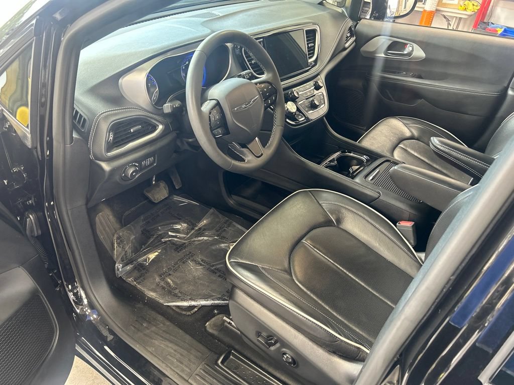 Used 2025 Chrysler Pacifica Limited FWD image 3