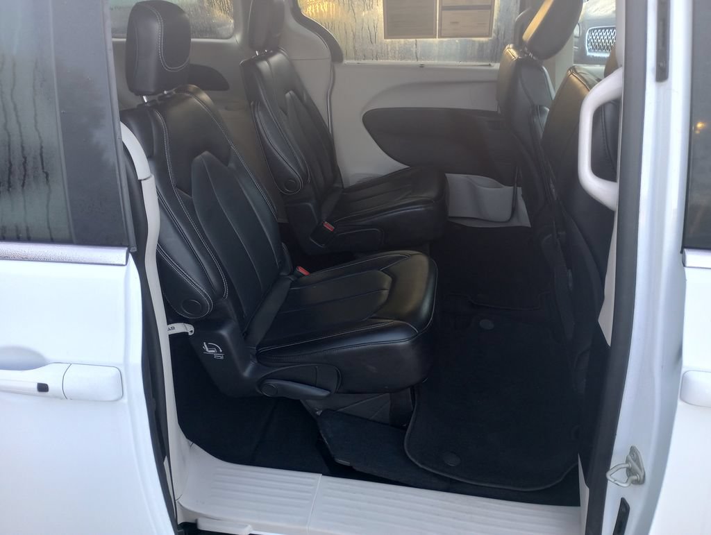 Used 2023 Chrysler Pacifica Touring-L FWD image 12