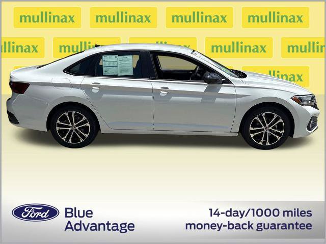 Used 2023 Volkswagen Jetta Sport FWD image 2