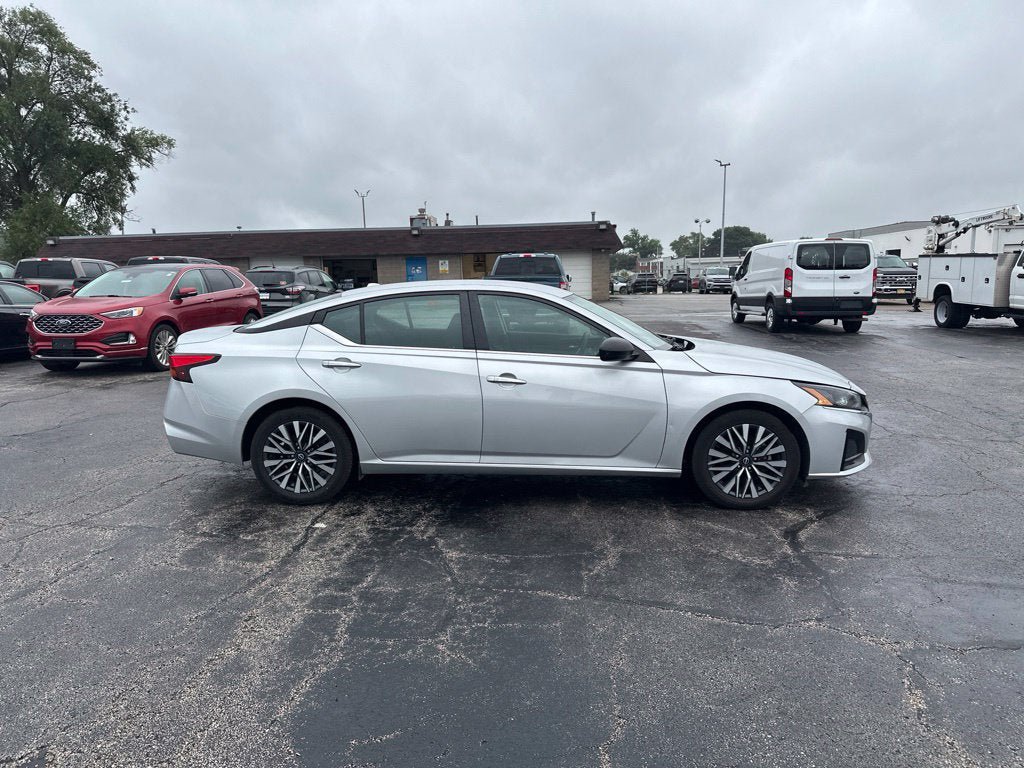 Used 2024 Nissan Altima 2.5 SV FWD image 4