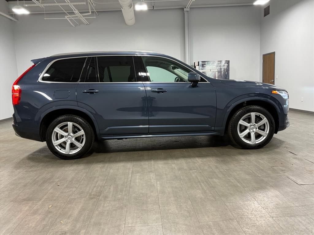 Used 2022 Volvo XC90 T5 Momentum image 3