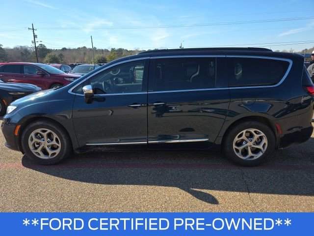 Used 2023 Chrysler Pacifica Limited w/ Uconnect Theater Family Group image 4