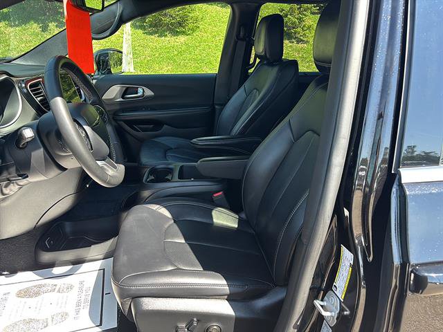Used 2025 Chrysler Pacifica Select FWD image 11